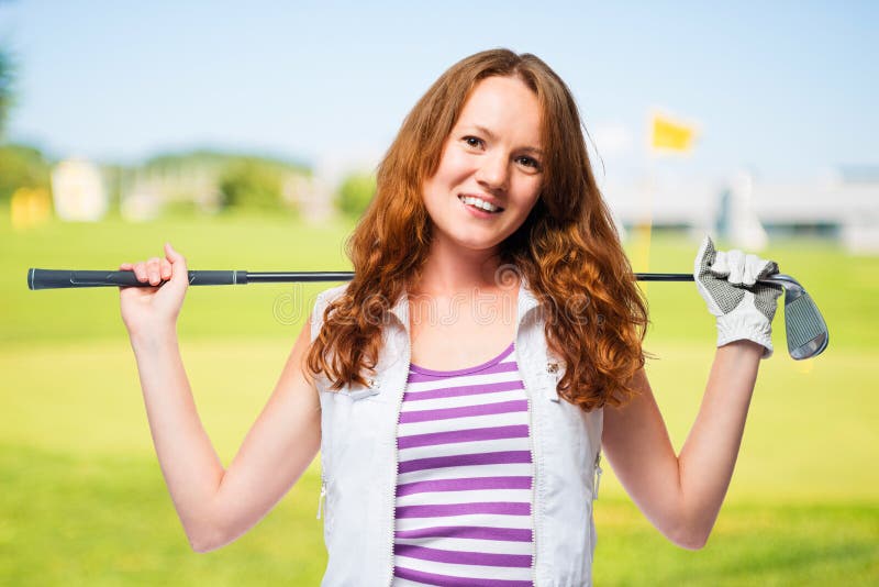 El golfista está sonriendo mientras que pone a un club de golf en sus hombros imagenes de archivo El golfista está sonriendo mientras que pone a un club de golf en sus hombros imagenes de archivo