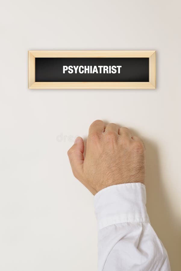 El golpear paciente masculino en puerta del psiquiatra foto de archivo libre de regalías El golpear paciente masculino en puerta del psiquiatra foto de archivo libre de regalías