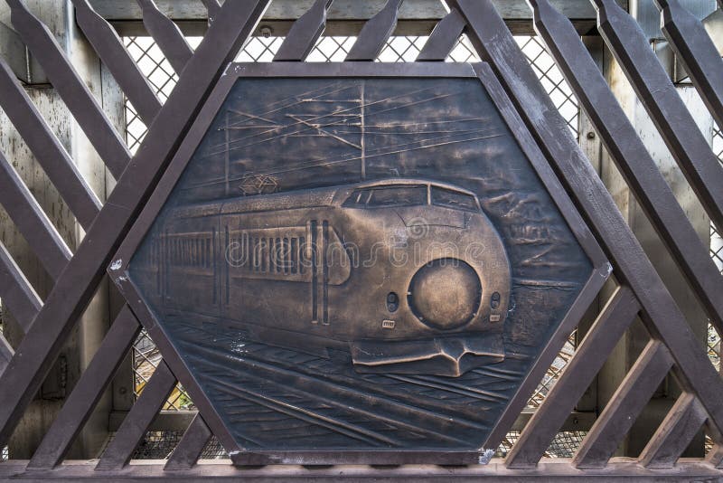 El grabado en el metal que representaba el mundo primero creó el tren de alta velocidad de Shinkansen de 0 series en el puente de foto de archivo El grabado en el metal que representaba el mundo primero creó el tren de alta velocidad de Shinkansen de 0 series en el puente de foto de archivo