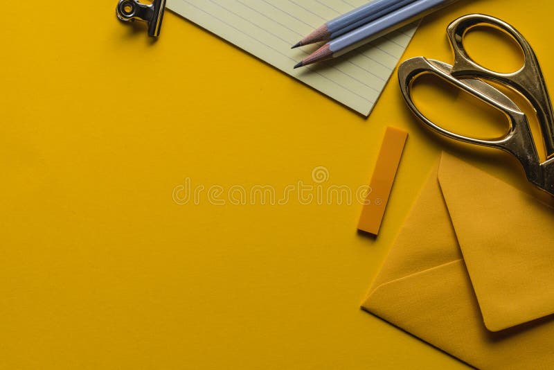 El gris scissor con el sobre y los lápices fotografía de archivo libre de regalías El gris scissor con el sobre y los lápices fotografía de archivo libre de regalías