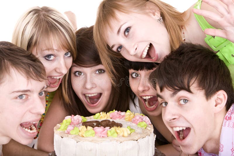 El grupo de adolescentes celebra cumpleaños.