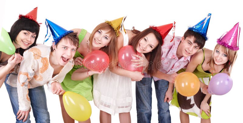 El grupo de adolescentes celebra cumpleaños.