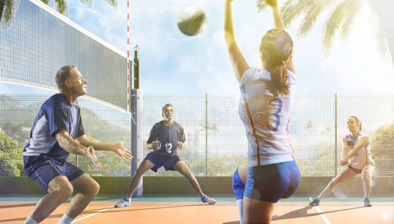 El grupo de amigos está jugando a voleibol en el día soleado imagenes de archivo El grupo de amigos está jugando a voleibol en el día soleado imagenes de archivo