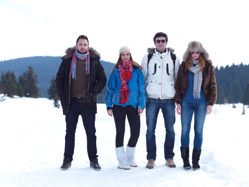 El grupo de amigos tiene la diversión y relajación el vacaciones del invierno imágenes de archivo libres de regalías El grupo de amigos tiene la diversión y relajación el vacaciones del invierno imágenes de archivo libres de regalías