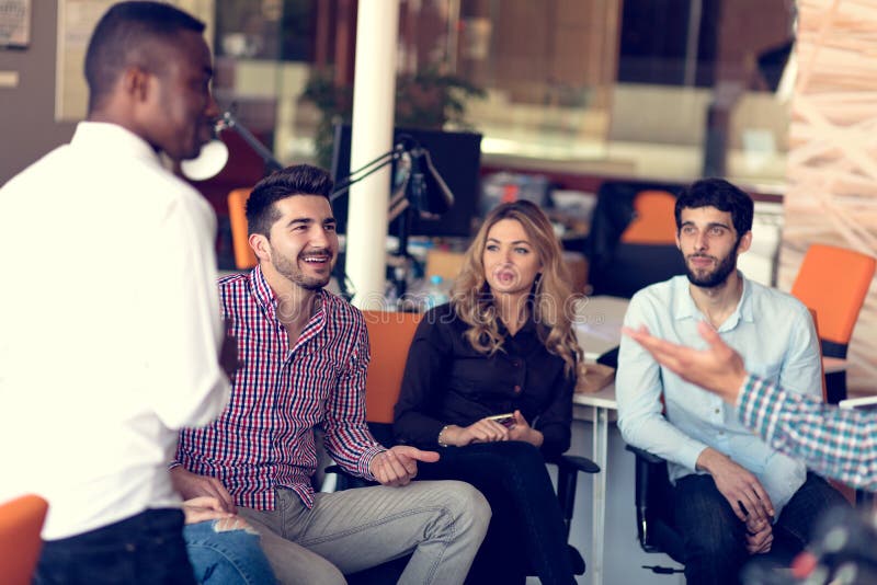 El grupo de freelancers está trabajando en el nuevo proyecto de diseño en el espacio coworking moderno foto de archivo libre de regalías El grupo de freelancers está trabajando en el nuevo proyecto de diseño en el espacio coworking moderno foto de archivo libre de regalías