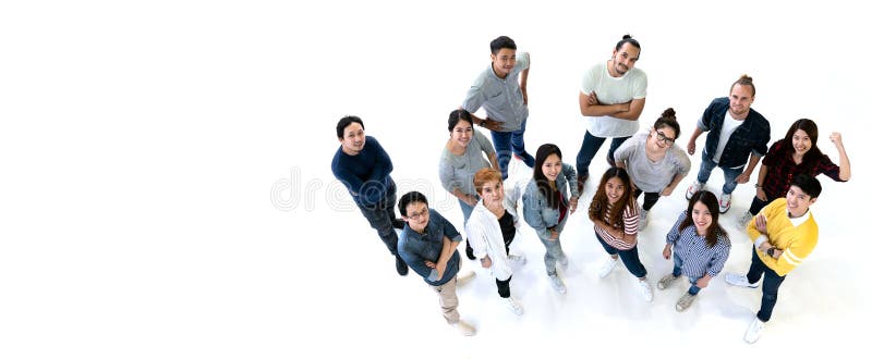El grupo de gente de la diversidad combina la sonrisa con la visión superior Grupo de la pertenencia étnica de trabajo en equipo