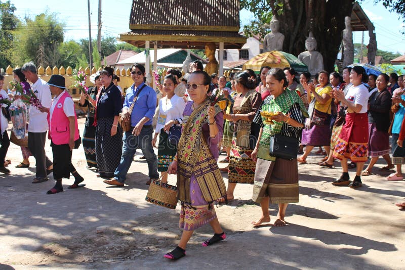 El grupo de la gente tailandesa está caminando para ir a un templo fotografía de archivo El grupo de la gente tailandesa está caminando para ir a un templo fotografía de archivo