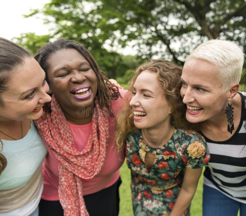 El grupo de mujeres socializa concepto de la felicidad del trabajo en equipo imágenes de archivo libres de regalías El grupo de mujeres socializa concepto de la felicidad del trabajo en equipo imágenes de archivo libres de regalías