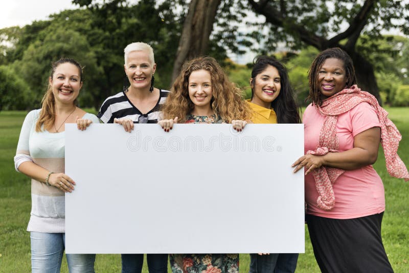 El grupo de mujeres socializa concepto de la felicidad del trabajo en equipo