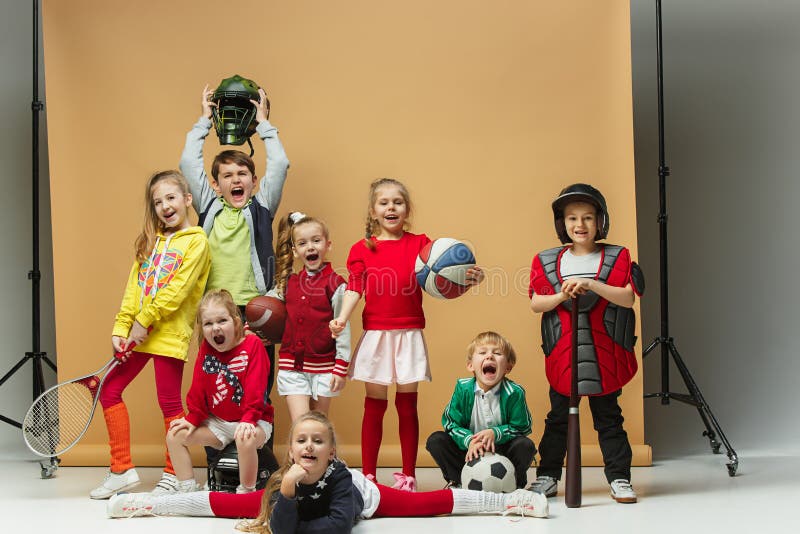 El grupo de niños felices muestra diverso deporte Concepto de la moda del estudio Concepto de las emociones foto de archivo libre de regalías El grupo de niños felices muestra diverso deporte Concepto de la moda del estudio Concepto de las emociones foto de archivo libre de regalías