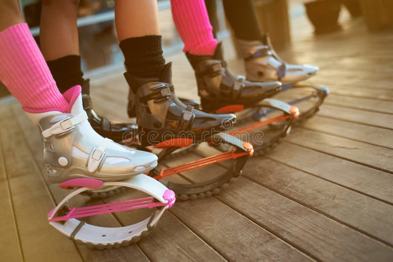 El Grupo Para Mujer En Kangoo Salta Foto de archivo - Imagen de rosa, actividad: 125151204