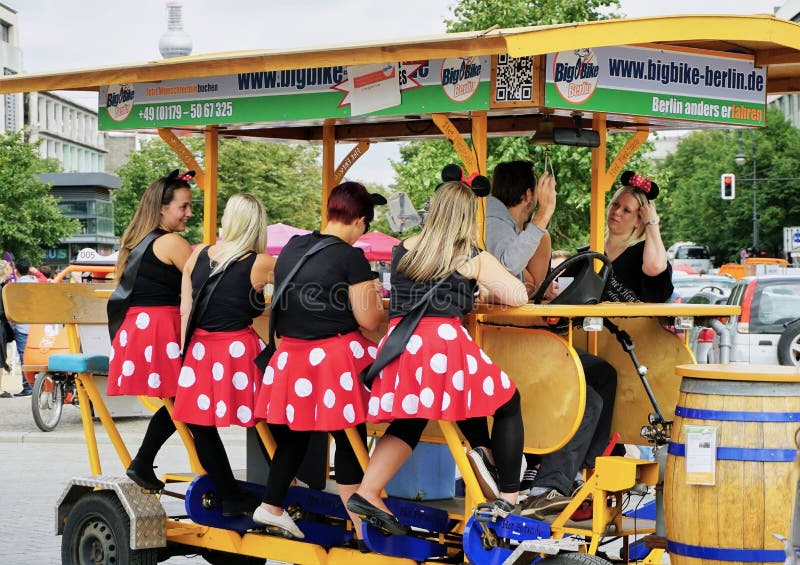 El grupo de señoras va de fiesta en una bicicleta de la cerveza construida para 8 imagen de archivo libre de regalías El grupo de señoras va de fiesta en una bicicleta de la cerveza construida para 8 imagen de archivo libre de regalías