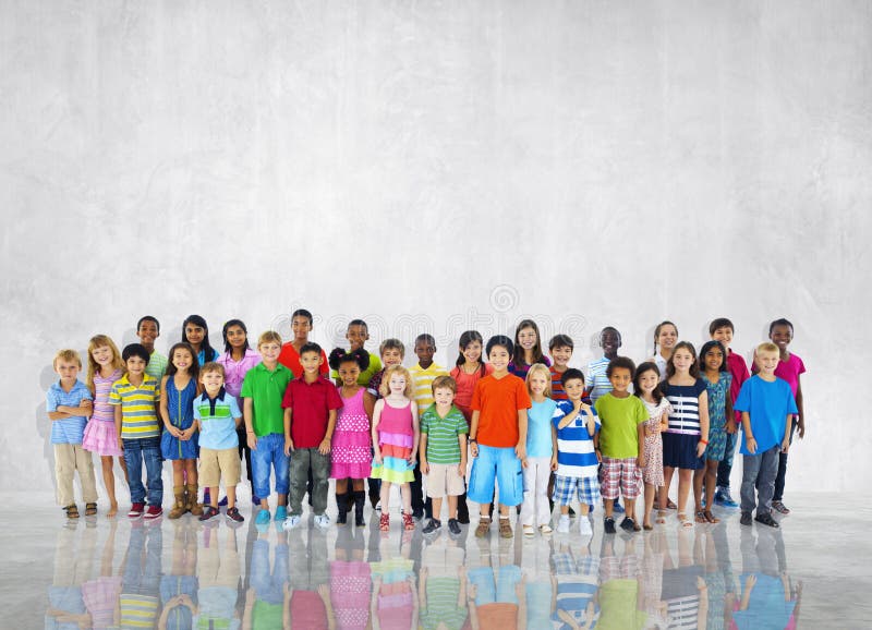 El grupo embroma concepto global casual diverso de los niños junto