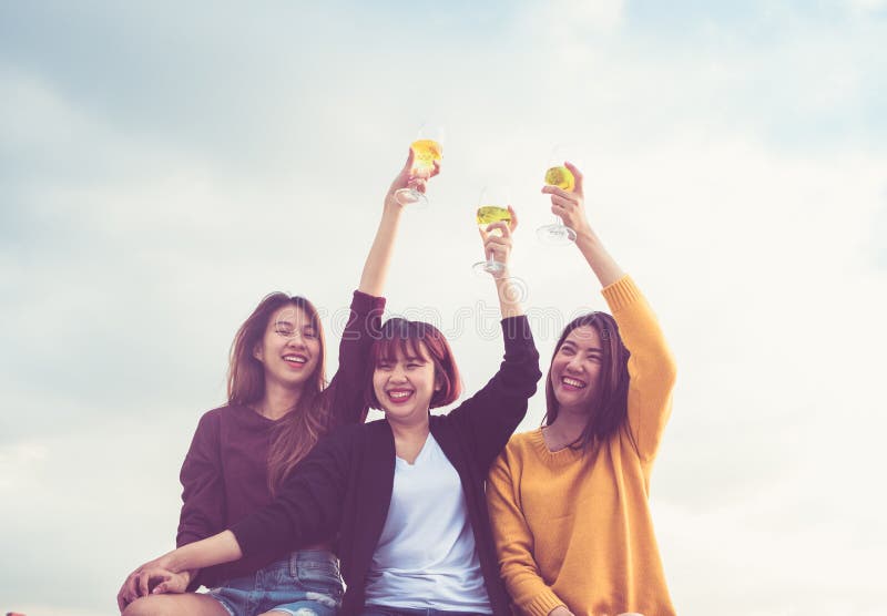 El grupo feliz de amigas asi?ticas goza de risa y de la copa de vino chispeante alegre en el partido del tejado, celebraci?n del imagenes de archivo El grupo feliz de amigas asi?ticas goza de risa y de la copa de vino chispeante alegre en el partido del tejado, celebraci?n del imagenes de archivo