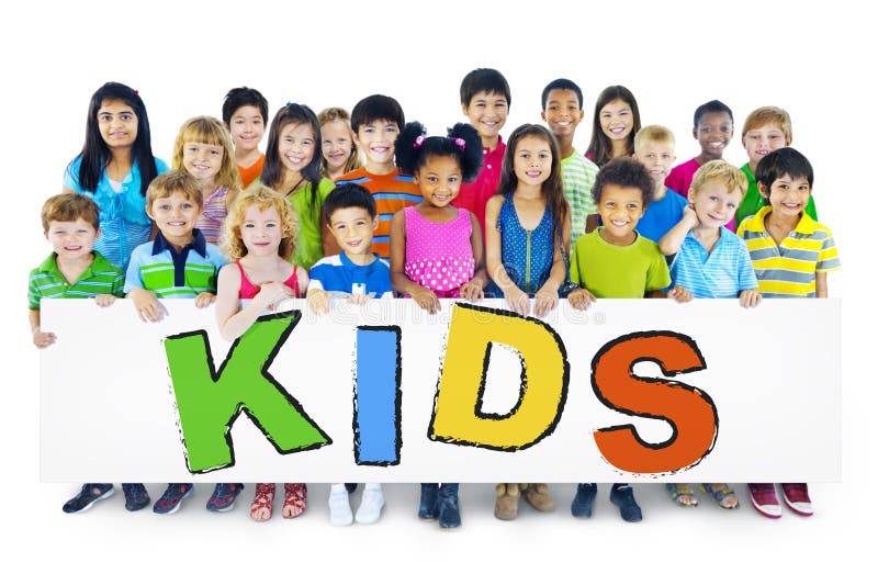 El grupo grande de niños que llevan a cabo al tablero embroma concepto fotos de archivo libres de regalías El grupo grande de niños que llevan a cabo al tablero embroma concepto fotos de archivo libres de regalías