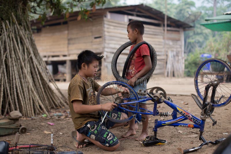 El grupo étnico en Tailandia muy pobre pero tiene cultura hermosa, Karen de estos niños muy linda e inocente imagen de archivo libre de regalías El grupo étnico en Tailandia muy pobre pero tiene cultura hermosa, Karen de estos niños muy linda e inocente imagen de archivo libre de regalías