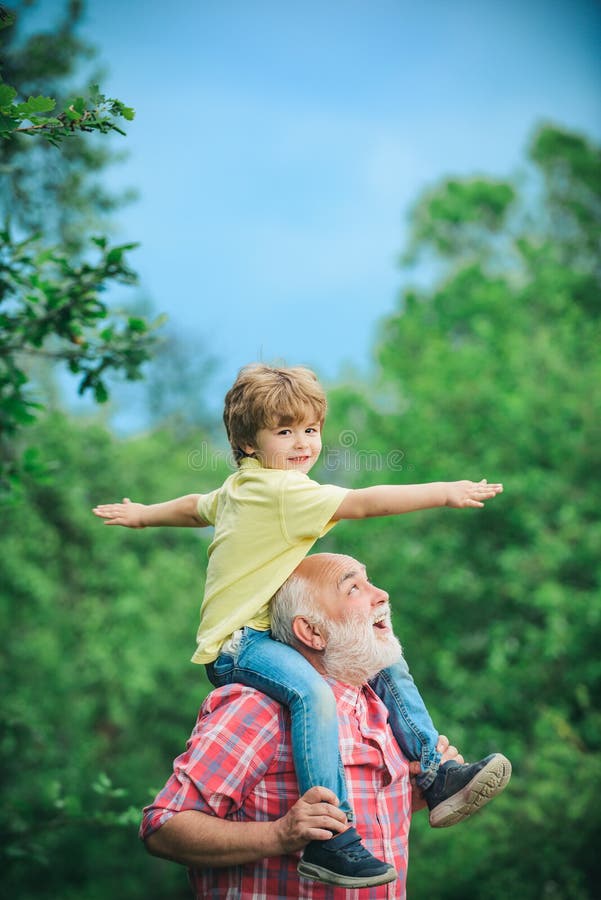 El hablar de abuelo con el nieto El niño pequeño y el aumento de abuelo entrega el cielo de la puesta del sol que disfruta de vid imagenes de archivo El hablar de abuelo con el nieto El niño pequeño y el aumento de abuelo entrega el cielo de la puesta del sol que disfruta de vid imagenes de archivo