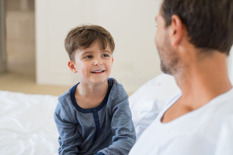 El hablar del hijo y del padre fotografía de archivo libre de regalías El hablar del hijo y del padre fotografía de archivo libre de regalías