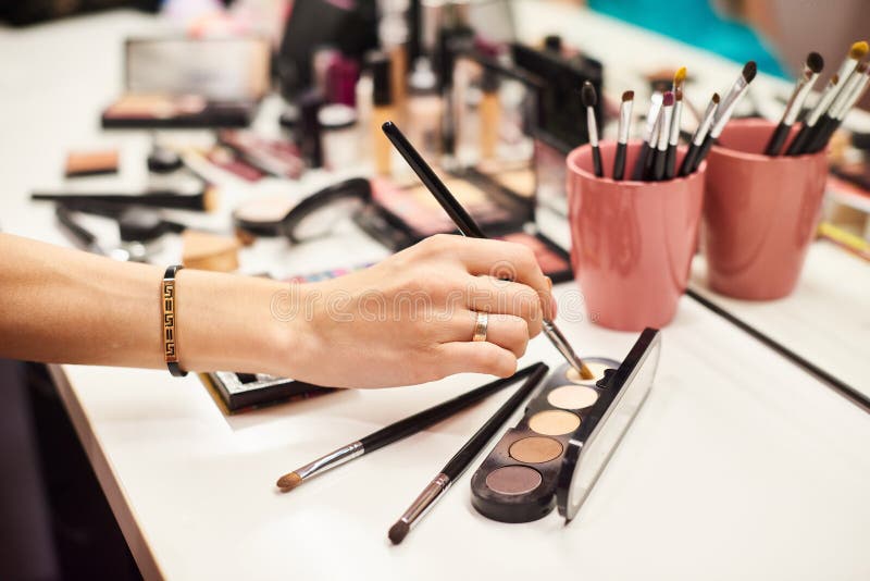 El hacer del artista de maquillaje perfecto compensar el modelo joven en estudio de la foto fotos de archivo libres de regalías El hacer del artista de maquillaje perfecto compensar el modelo joven en estudio de la foto fotos de archivo libres de regalías