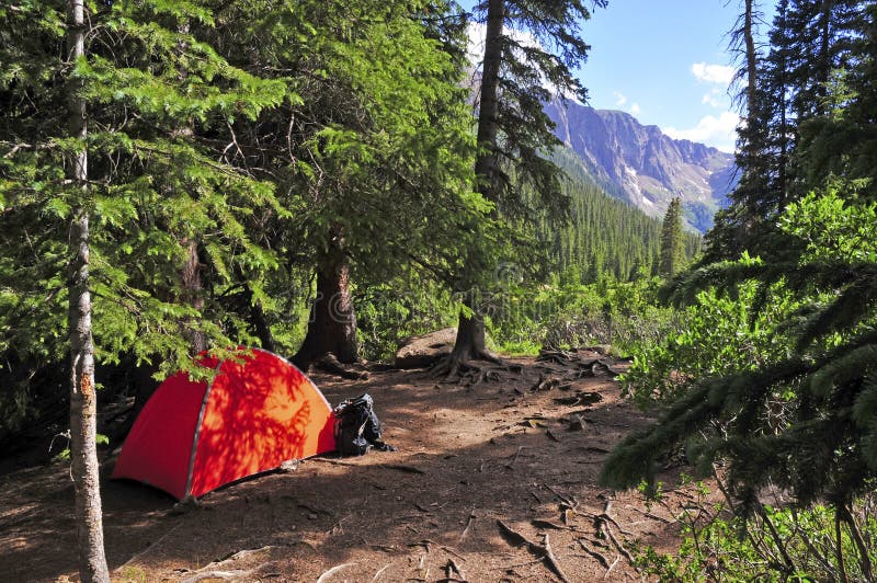 El hacer excursionismo: El acampar con la tienda en las montañas imagenes de archivo El hacer excursionismo: El acampar con la tienda en las montañas imagenes de archivo