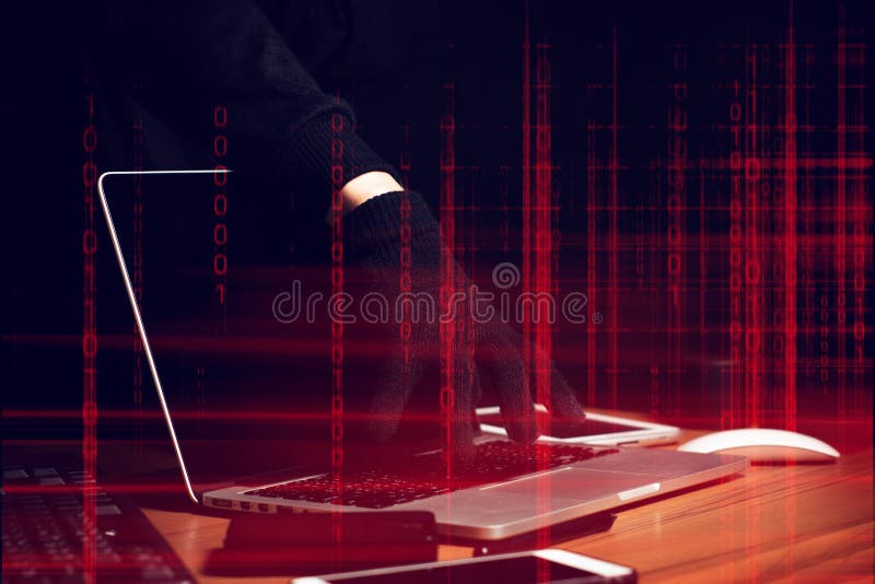 El hacker interviene con el terrorista con robo de virus en el ordenador para desbloquear el sistema de red del servidor en línea imágenes de archivo libres de regalías El hacker interviene con el terrorista con robo de virus en el ordenador para desbloquear el sistema de red del servidor en línea imágenes de archivo libres de regalías