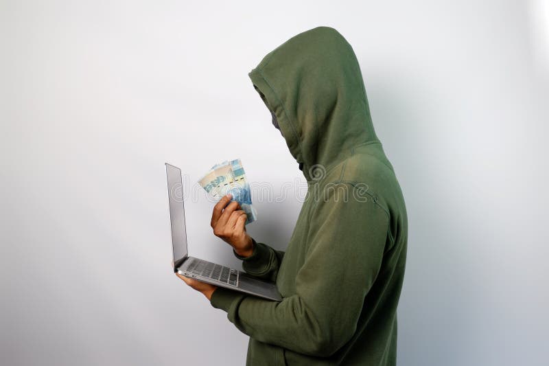 El hacker roba datos personales de la laptop y obtiene el dinero de fondo blanco imagenes de archivo