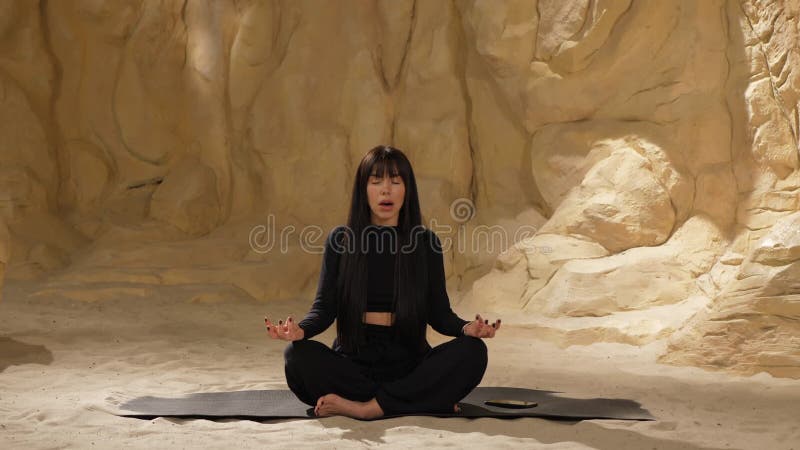 El hermoso desierto de la meditación de la mujer metrajes