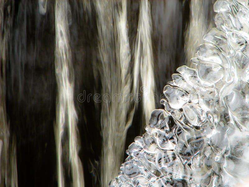 El hielo y el agua imagen de archivo El hielo y el agua imagen de archivo