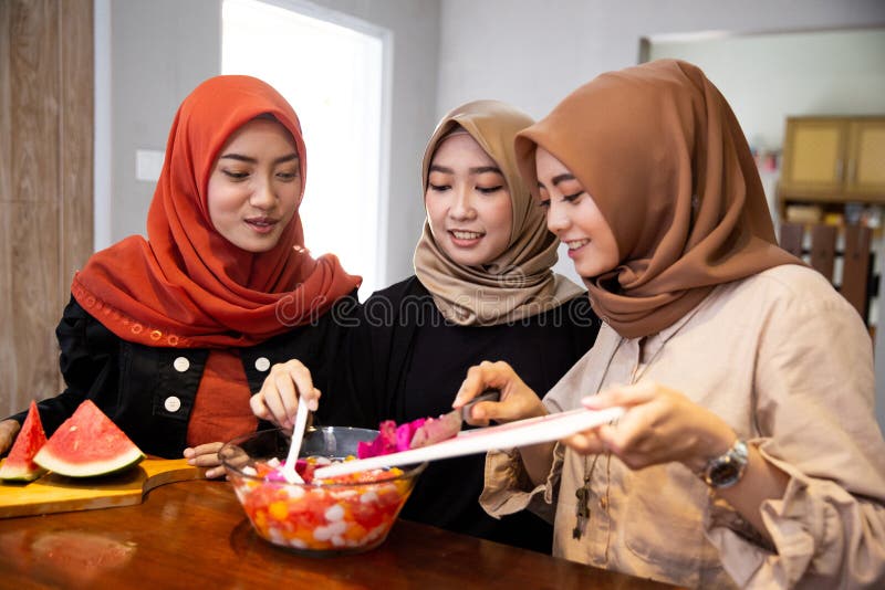 El hijab de las mujeres prepara el c?ctel fresco de la bebida fotografía de archivo libre de regalías El hijab de las mujeres prepara el c?ctel fresco de la bebida fotografía de archivo libre de regalías