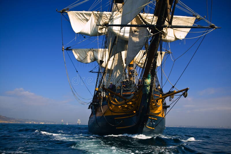 El HMS sorprende la navegación en el mar bajo la vela llena imágenes de archivo libres de regalías El HMS sorprende la navegación en el mar bajo la vela llena imágenes de archivo libres de regalías