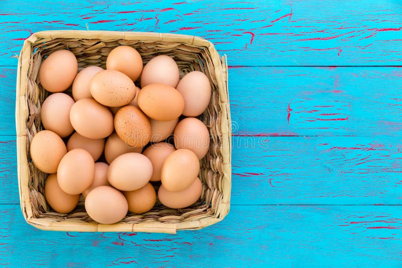 El hogar cosechó la cesta de mimbre de huevos marrones frescos imagen de archivo libre de regalías El hogar cosechó la cesta de mimbre de huevos marrones frescos imagen de archivo libre de regalías