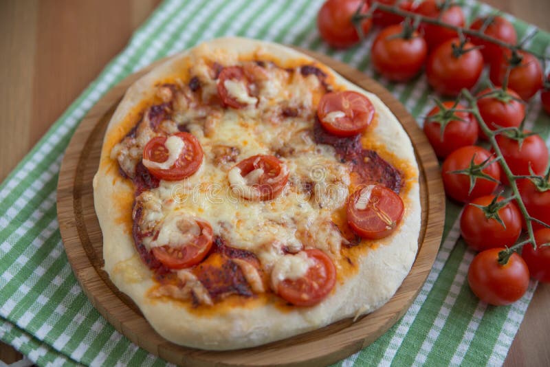 El hogar hizo la pizza imágenes de archivo libres de regalías El hogar hizo la pizza imágenes de archivo libres de regalías