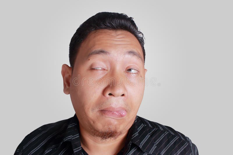El hombre asiático muestra la expresión facial bebida ridícula fotos de archivo El hombre asiático muestra la expresión facial bebida ridícula fotos de archivo