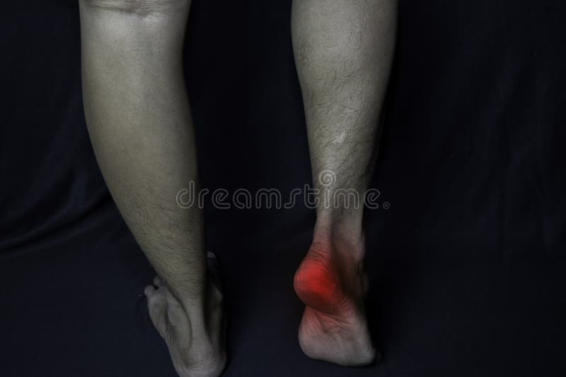 El hombre asiático siente dolor a pie con un fondo negro Concepto médico o sanitario fotografía de archivo libre de regalías El hombre asiático siente dolor a pie con un fondo negro Concepto médico o sanitario fotografía de archivo libre de regalías