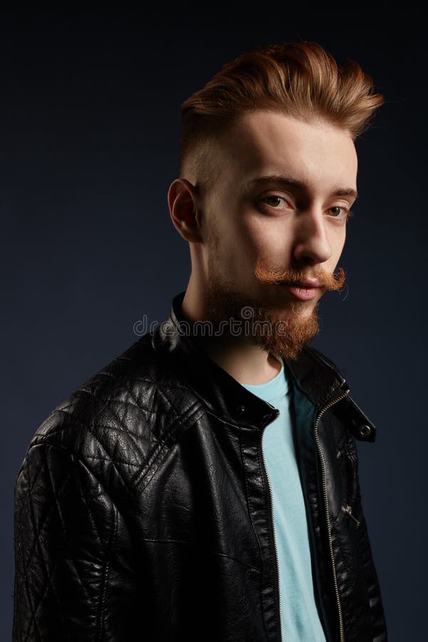 El hombre barbudo con la barba divertida creativa, bigote tiene cara seria fotografía de archivo El hombre barbudo con la barba divertida creativa, bigote tiene cara seria fotografía de archivo