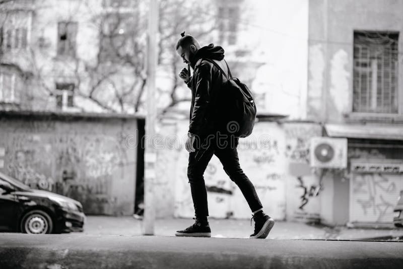 El Hombre Barbudo Joven Moderno En Ropa Negra Del Estilo Está Caminando En  La Calle Foto de archivo - Imagen de adulto, exterior: 104996172