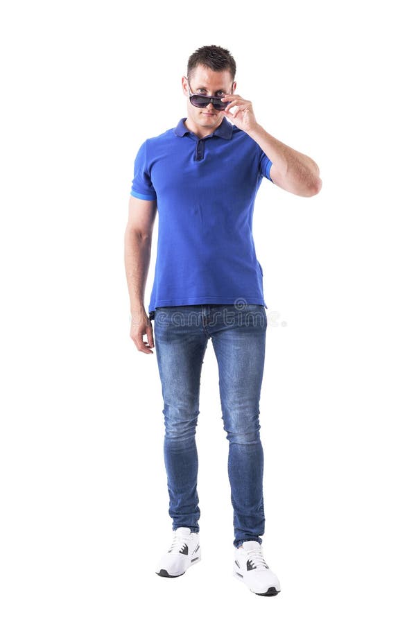 El hombre casual joven confiado serio que sostiene las gafas de sol con sobre los vidrios mira la cámara fotos de archivo libres de regalías El hombre casual joven confiado serio que sostiene las gafas de sol con sobre los vidrios mira la cámara fotos de archivo libres de regalías