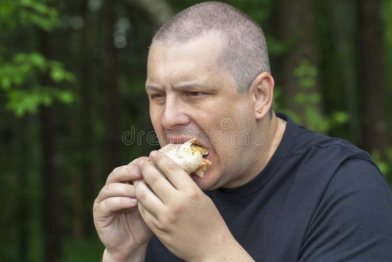 El Hombre Come Las Tortillas Con El Pollo Foto de archivo Imagen de
