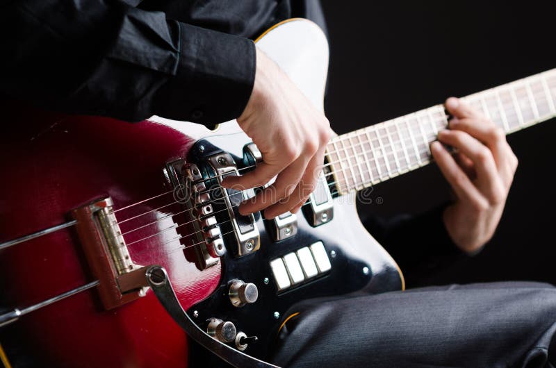 El hombre con la guitarra durante concierto foto de archivo El hombre con la guitarra durante concierto foto de archivo