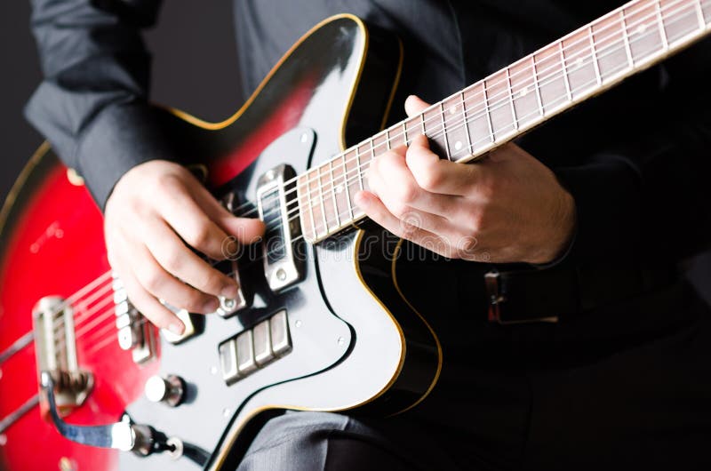 El hombre con la guitarra durante concierto imágenes de archivo libres de regalías El hombre con la guitarra durante concierto imágenes de archivo libres de regalías