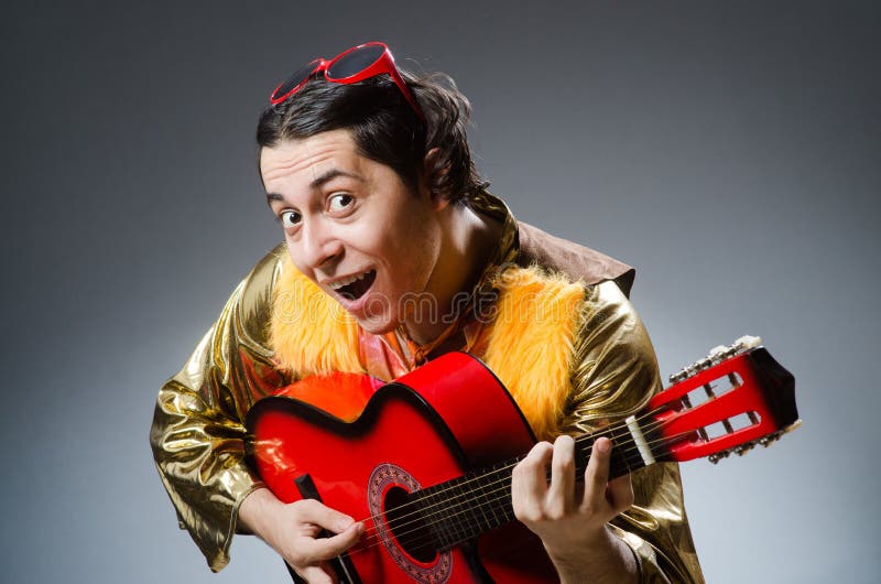 El Hombre Con La Guitarra En Concepto Musical En Blanco Foto de archivo