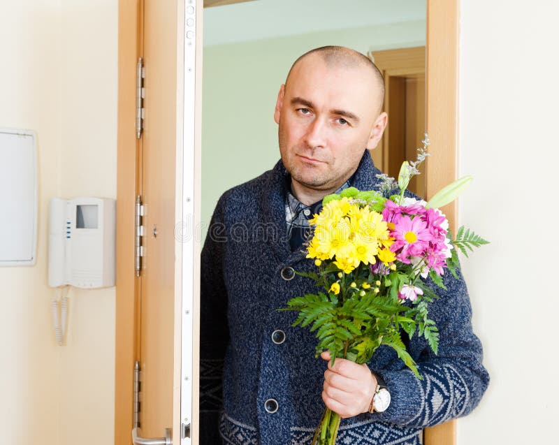 El Hombre Pide Perdón Con Las Flores Fotos de stock - Fotos libres de  regalías de Dreamstime
