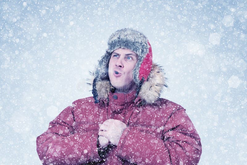 El Hombre Congelado En Ropa Roja Del Invierno Deja El Vapor Fuera De Su  Boca, Frío, Nieve, Ventisca Foto de archivo - Imagen de manos, vendaval:  118464862