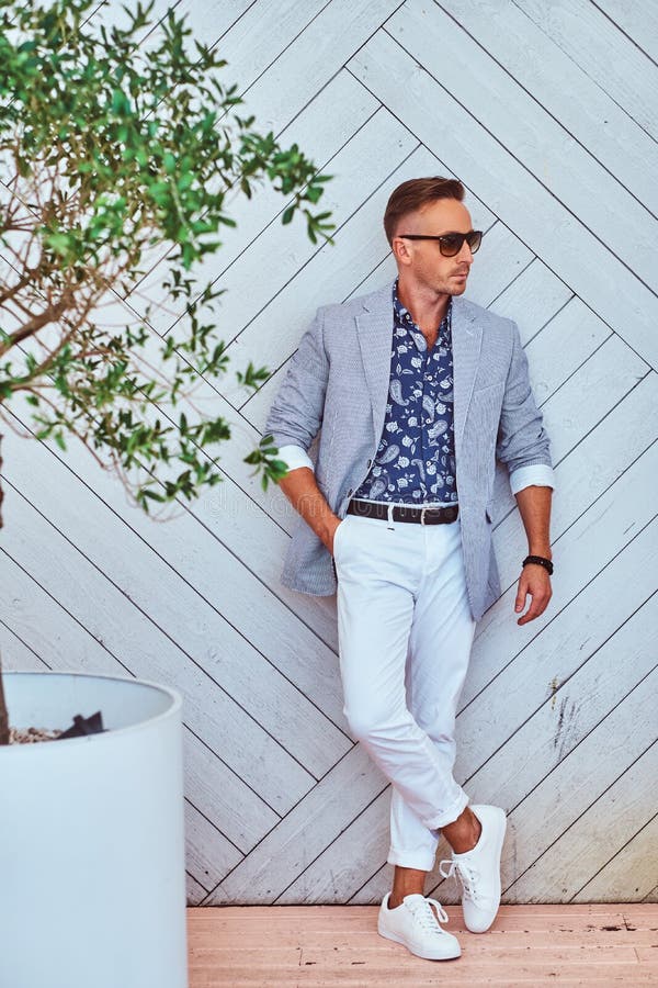 Ropa elegante moderna hombre sale