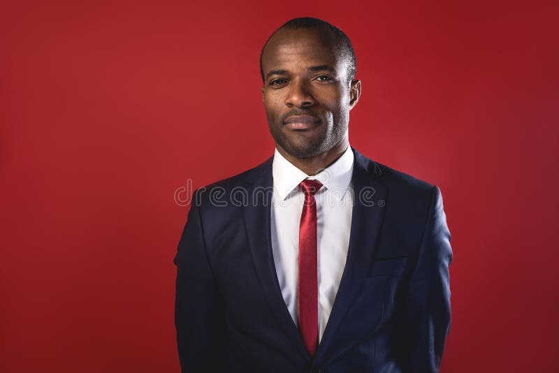 El hombre de negocios agradable elegante está expresando confianza imágenes de archivo libres de regalías El hombre de negocios agradable elegante está expresando confianza imágenes de archivo libres de regalías