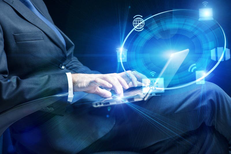 El hombre de negocios con el ordenador portátil en concepto computacional fotografía de archivo libre de regalías El hombre de negocios con el ordenador portátil en concepto computacional fotografía de archivo libre de regalías