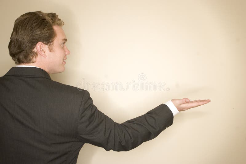 El hombre de negocios con reparte fotos de archivo El hombre de negocios con reparte fotos de archivo