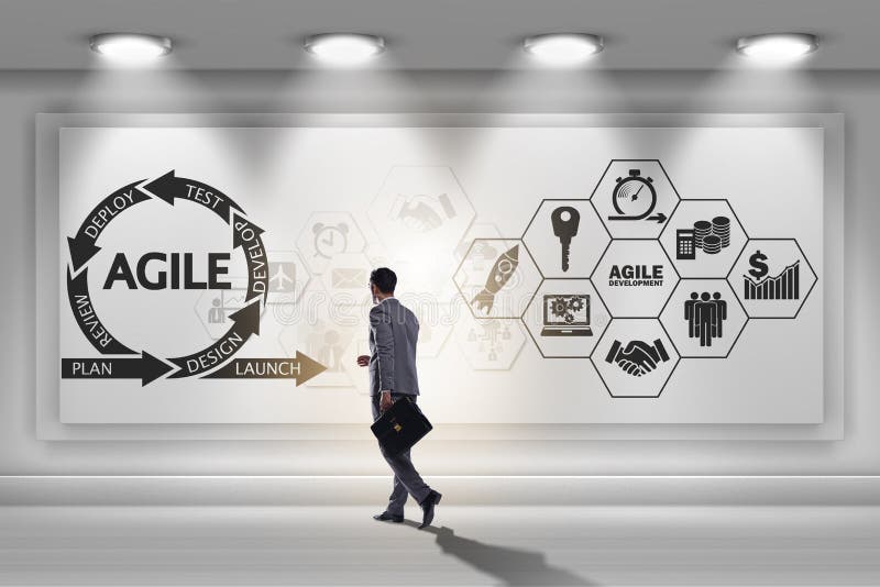 El hombre de negocios en el concepto de desarrollo ágil de software imagen de archivo