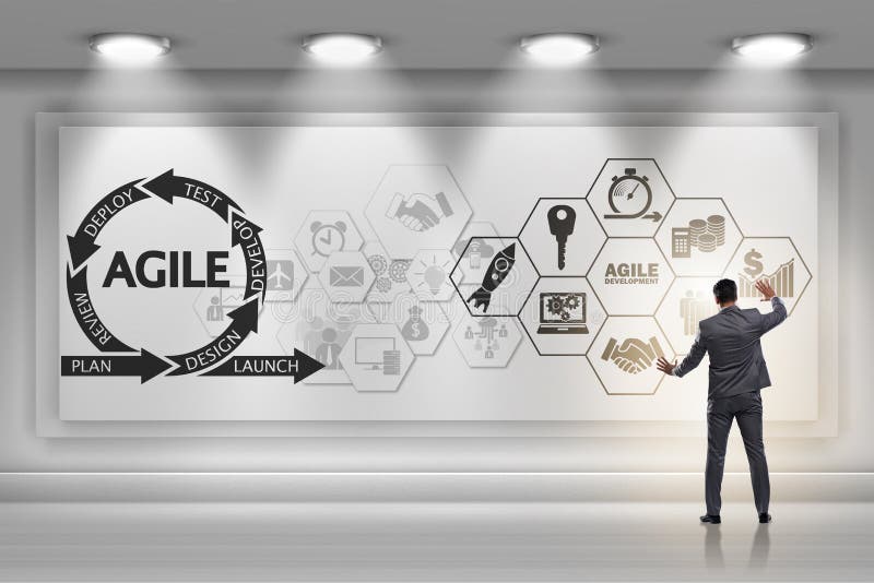 El hombre de negocios en el concepto de desarrollo ágil de software imagenes de archivo