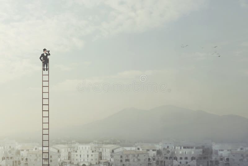 El hombre de negocios en la cima de una escalera larga observa la ciudad con sus prismáticos fotos de archivo El hombre de negocios en la cima de una escalera larga observa la ciudad con sus prismáticos fotos de archivo